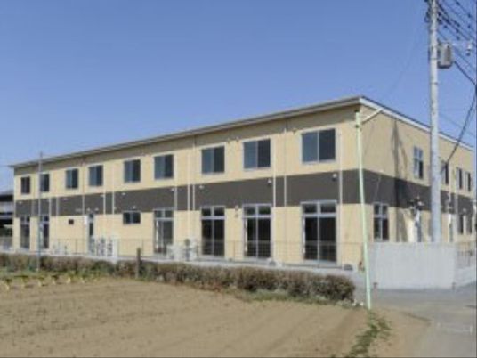 広くて明るい建物外観