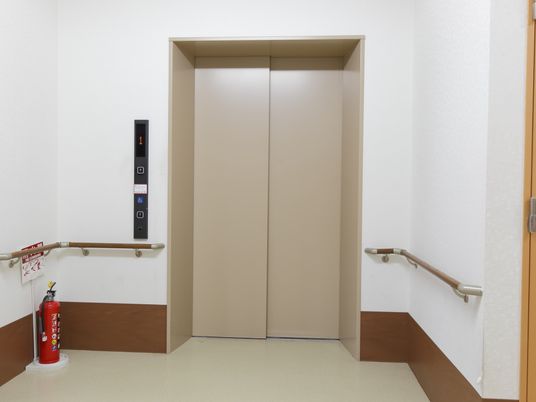 手すり付きのエレベーター前