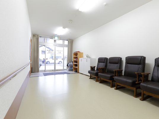 応接エリアの椅子並び