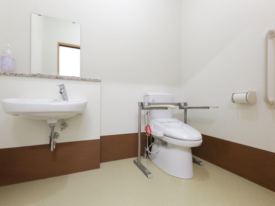 バリアフリー設計のトイレ