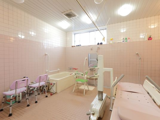 バリアフリーの浴室設備