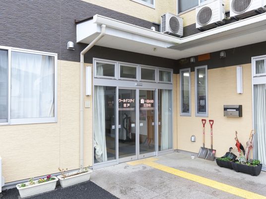 エントランスの明るい外観