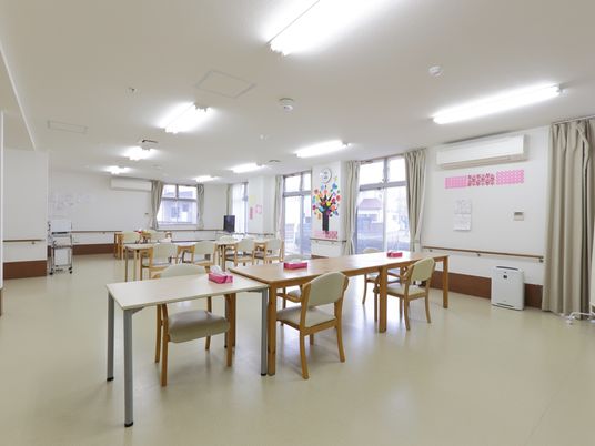 明るい食堂の様子