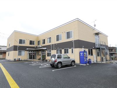 明るい外観の建物エントランス