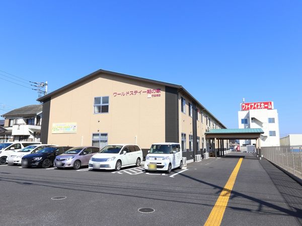 施設の明るい外観