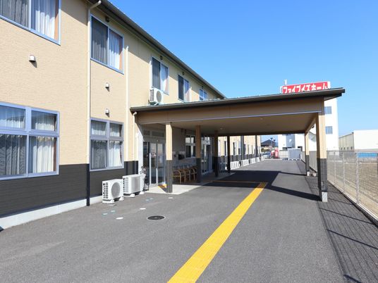 エントランスの明るい外観