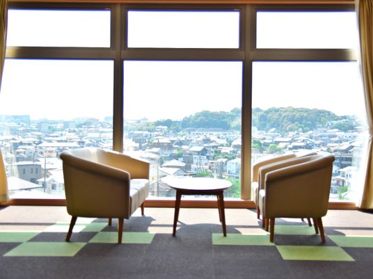 明るい部屋と椅子二脚