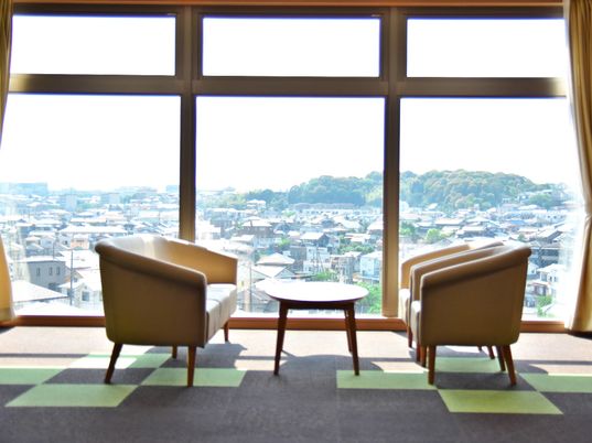 明るい部屋と椅子二脚