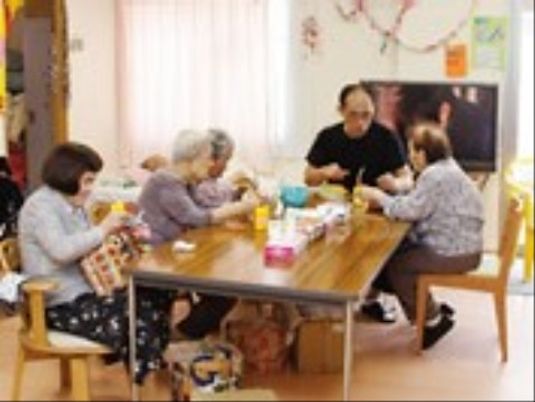 温かい雰囲気の共有食堂での労働