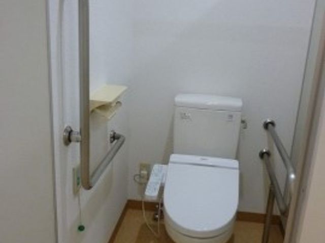 バリアフリートイレ トイレ 手すりが設置された清潔なトイレ空間です。使いやすさを考慮した設計で、どなたにも安心してご利用いただけます。