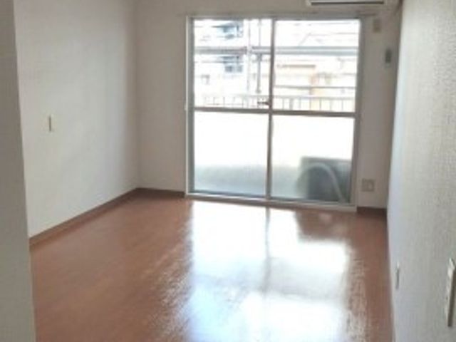 明るい空間の居室 居室 広々とした窓から光が差し込む居室は、リラックスできる素敵な空間です。明るく開放的な雰囲気で、利用者様の心地よい生活を支えます。