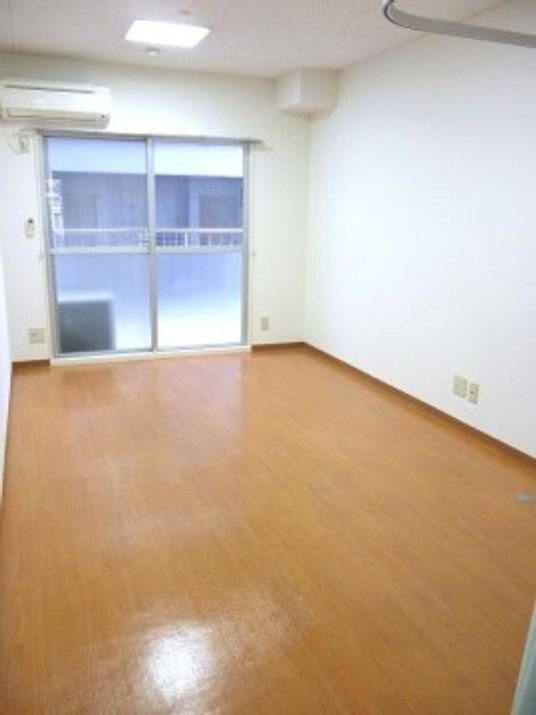 床は木目調の居室