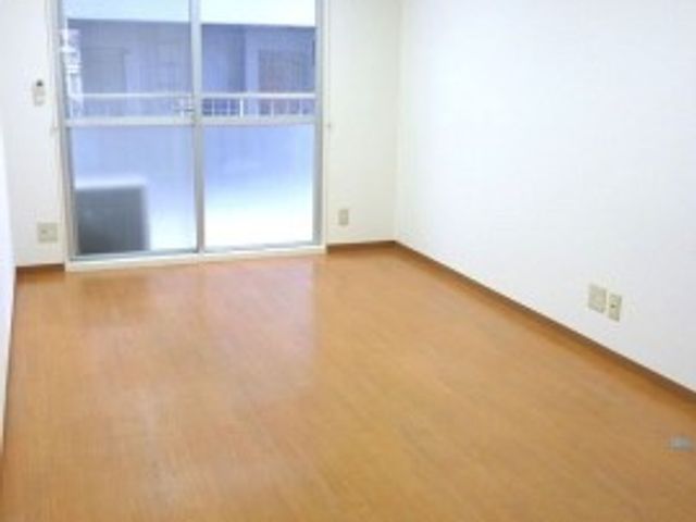 床は木目調の居室 居室 広々とした明るい空間の居室が、日々の快適な生活をサポートします。バルコニー付きで、風通しも良好です。