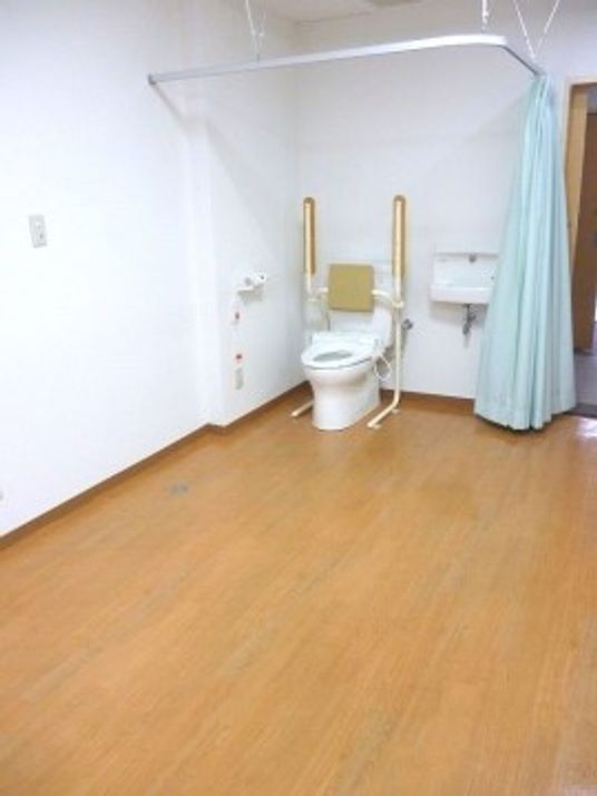 広々とした清潔なトイレ