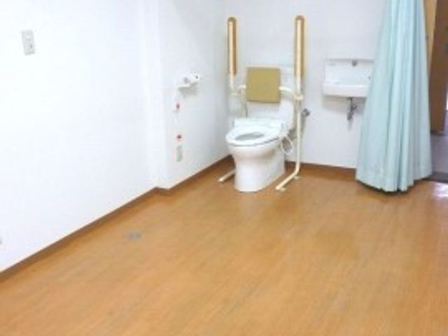 広々とした清潔なトイレ 居室 手すり付きで広々としたトイレは、安心してご利用いただける設計となっております。バリアフリー設計により、どなたでも快適にお使いいただけます。