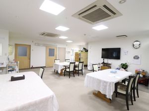 広々とした明るい食堂
