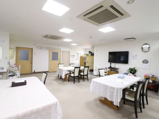 広々とした明るい食堂