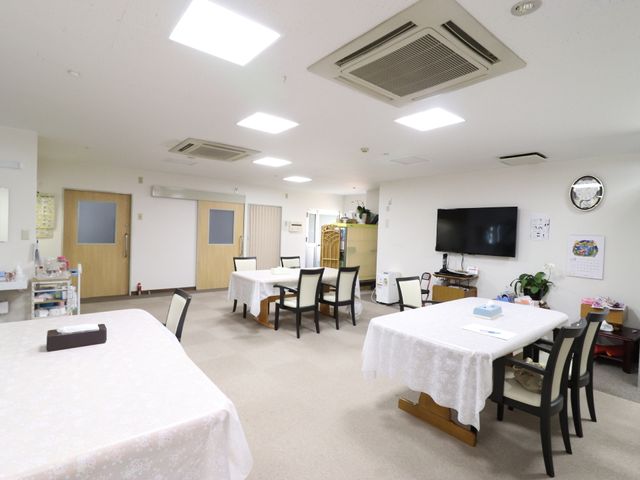 広々とした明るい食堂 ダイニング ゆとりあるレイアウトのダイニングエリアです。清潔感のあふれる空間で、共に食事の時間を楽しめる設計になっています。