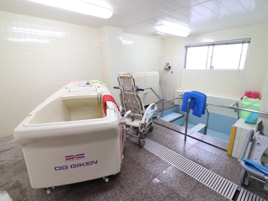 バリアフリー設計の浴室