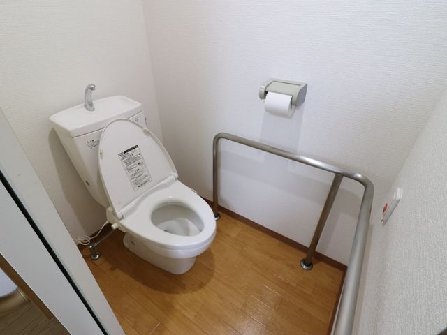 バリアフリートイレの様子 トイレ 手すりが装備された清潔なトイレです。安全にご使用いただけるよう配慮された設計になっております。