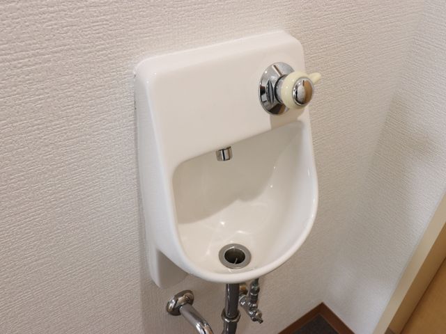 清潔な洗面台クローズアップ 手洗い場 手が届きやすい位置に設置された洗面台です。毎日のお手入れもラクラクです。