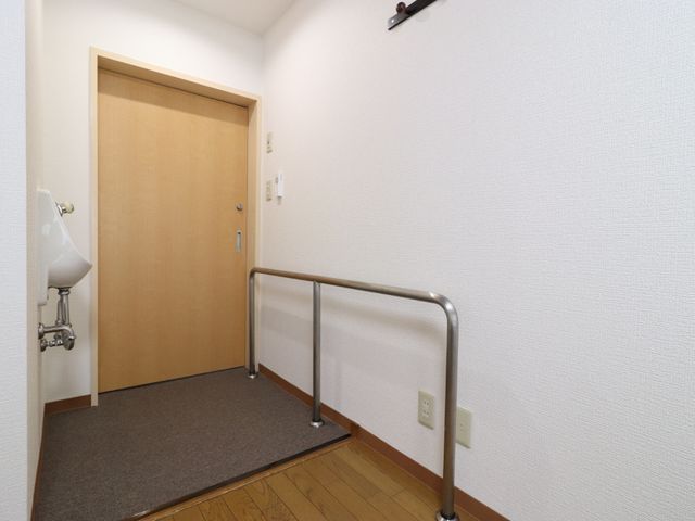 手すり付き廊下の角 出入口 手すりが設けられた廊下の一角で、歩行のサポートに配慮されています。安全に配慮した設計になっており、就業しやすい環境です。