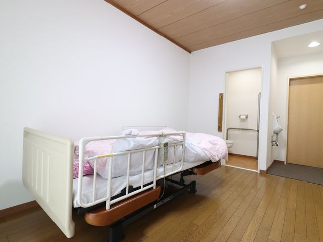 シンプルな個室の居室 居室 ゆとりある空間の個室です。広々とした入口と手すり付きトイレが、快適な日々をサポートします。