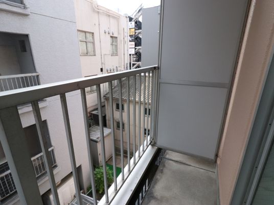 建物間の狭いバルコニー景