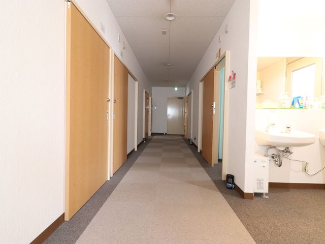 清潔感のある廊下 廊下 ゆったりとした空間の廊下が確保されており、安全に移動いただける造りになっています。清掃が行き届いており、居心地の良い環境が整っています。