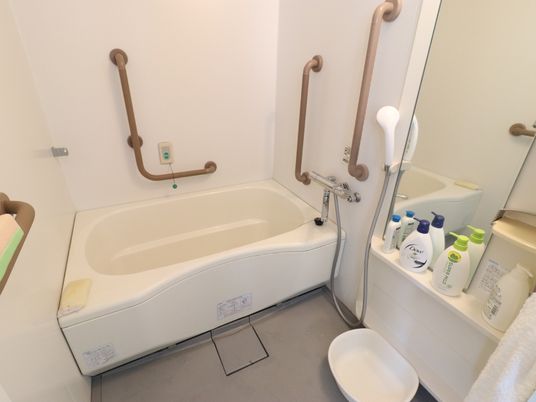 バリアフリー設計のバスルーム