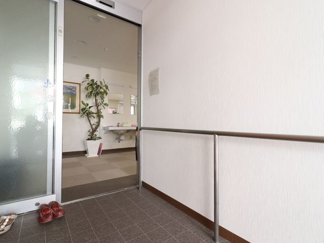 明るく清潔なエントランス エントランス 広々としたエントランスは、入る人に明るい第一印象を与え、すっきりとした環境が保たれています。手すりが設置され、安心して歩ける造りになっています。