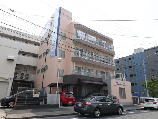 ピンクの建物の外観