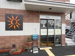 日差しロゴの建物エントランス