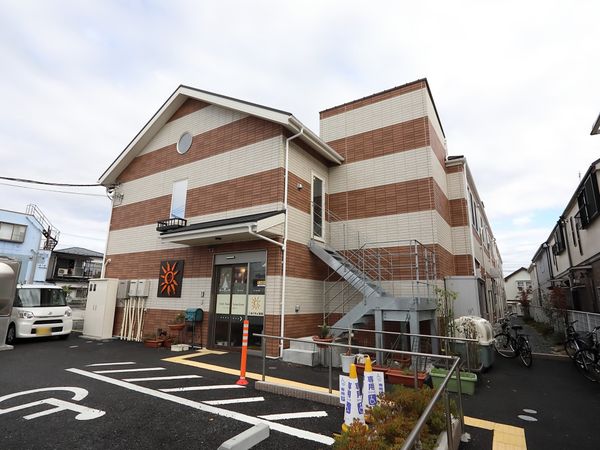 茶色の建物外観