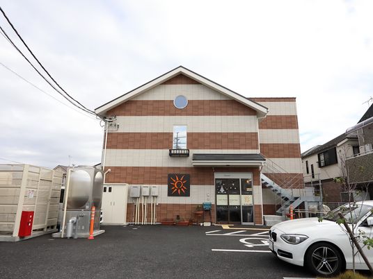 茶色の建物のエントランス