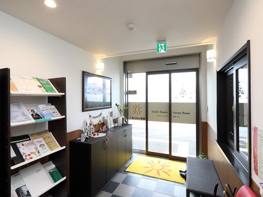 エントランスの明るいロビー