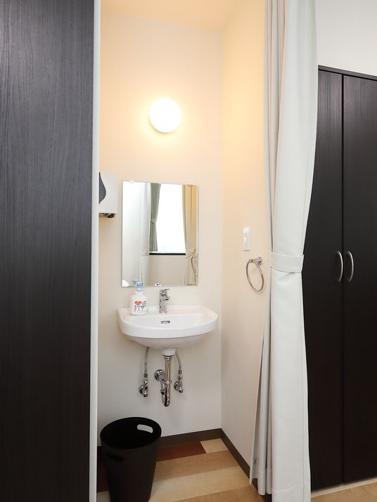 清潔な洗面台のある居室