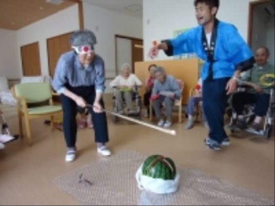 スイカ割りを楽しむ様子