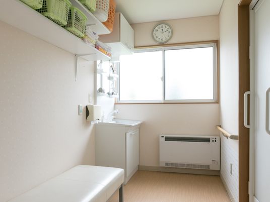 明るい居室の一角