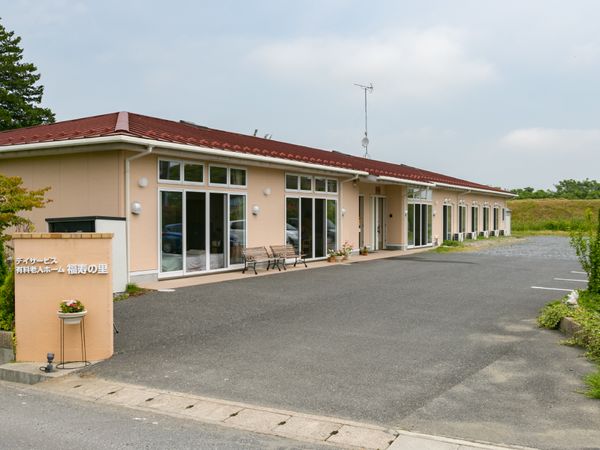 ゆったりとした外観の建物