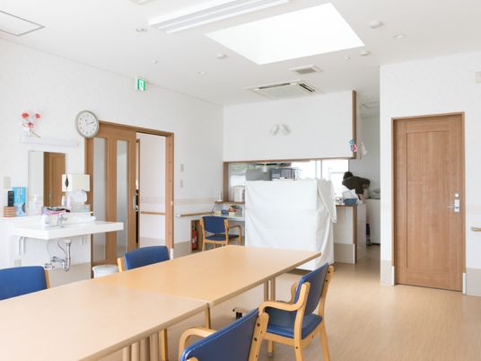 明るい居室の様子