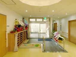 エントランスに花が彩る