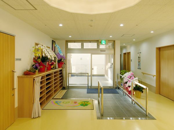 エントランスに花が彩る
