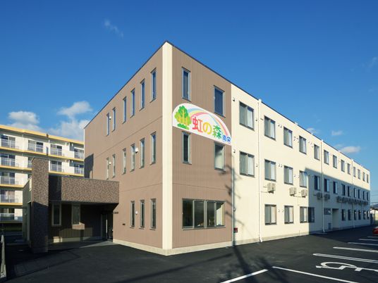明るい外観の建物