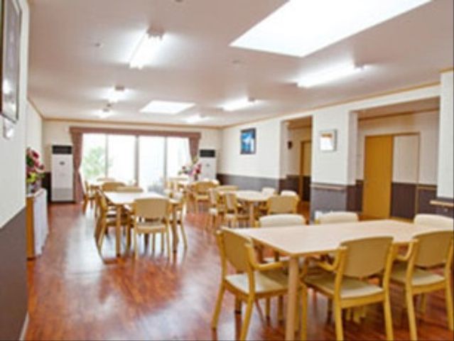 広々とした明るい食堂
