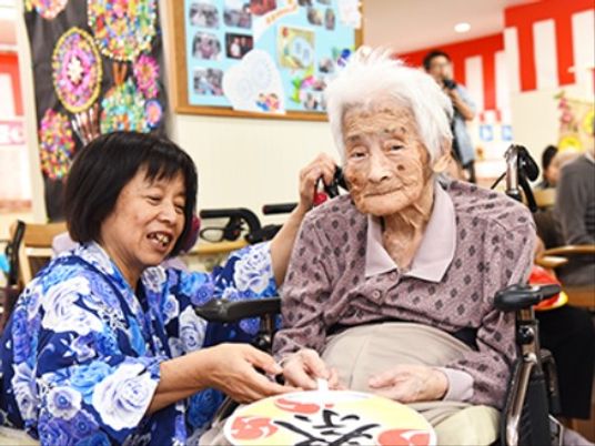 笑顔で交流する人々