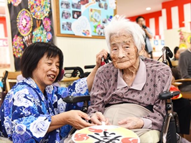 笑顔で交流する人々