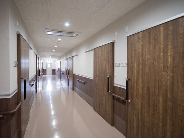 清潔感ある長い廊下