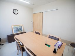 シンプルな会議室
