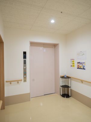清潔な廊下のエレベーター